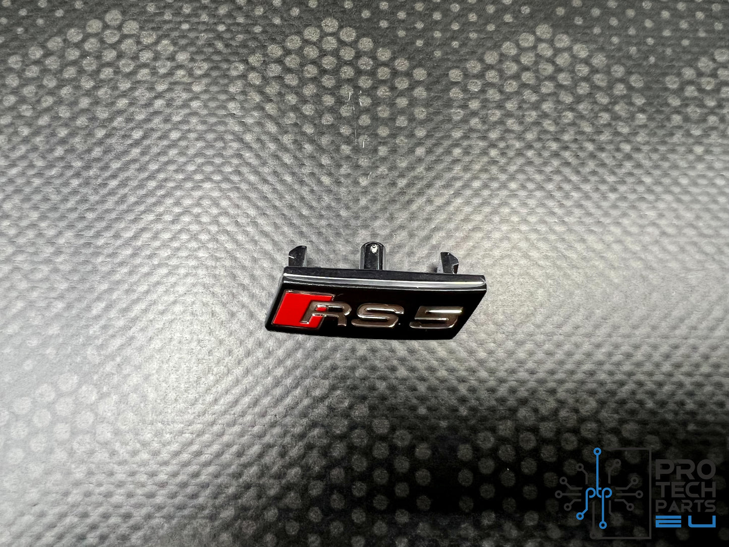 
                  
                    OE Audi RS5 insigna/logo-ul capacului volanului OE nou 
                  
                